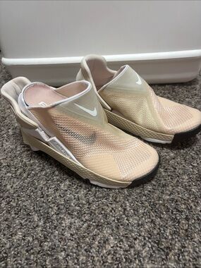 Women’s Nike GO FlyEase in Sanddrift
